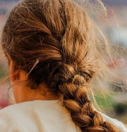 Cabelos com frizz, como evitar? Principais causas e soluções