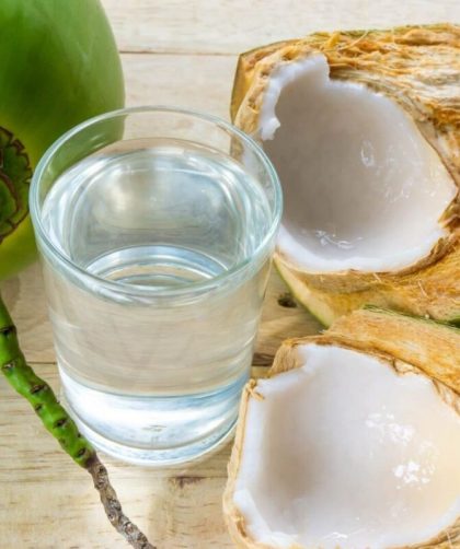 Água de coco no cabelo, como usar? Benefícios e receitas caseiras