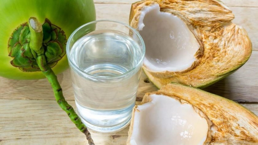 Água de coco no cabelo, como usar? Benefícios e receitas caseiras