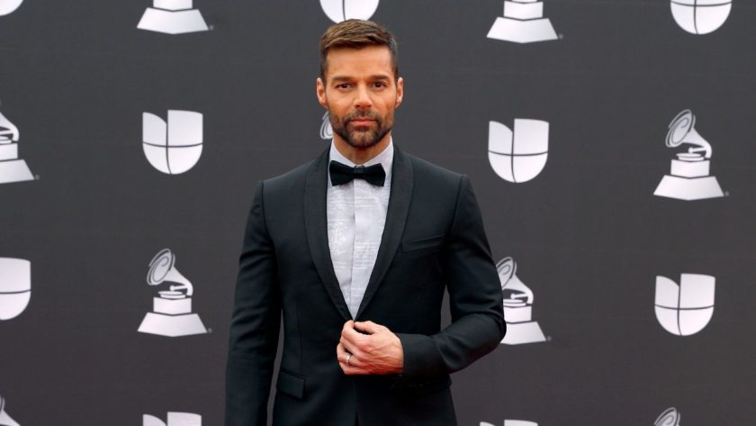 Ricky Martin sofre ataques homofóbicos após publicar fotos românticas com o marido, e faz desabafo poderoso: ‘O medo não me impede mais’