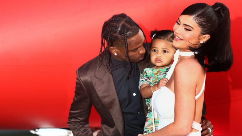 Kylie Jenner e Travis Scott são criticados após comprarem presente inusitado para a filha Stormi: “Cosplay de classe média”