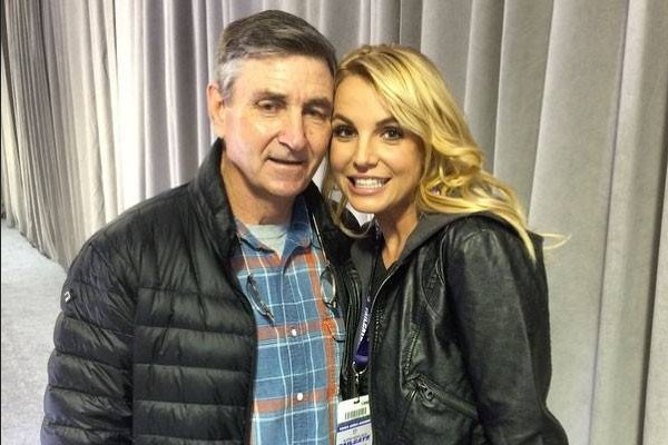 Pai de Britney Spears tentou “curar” saúde mental da cantora através da religião, diz TMZ: “Andavam com a Bíblia na mão”