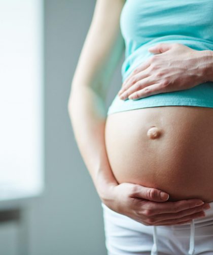 Dor no umbigo na gravidez: possíveis causas e tratamentos