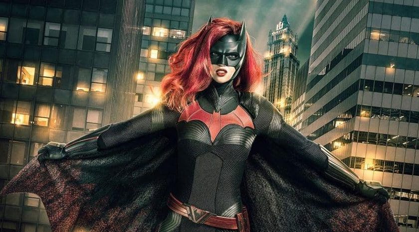 atriz de Batwoman denuncia abusos e acidentes graves no set