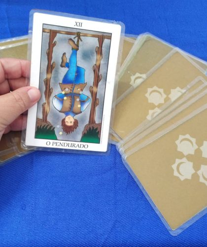 Previsão do Tarot para o dia 01 de novembro: carta do Pendurado