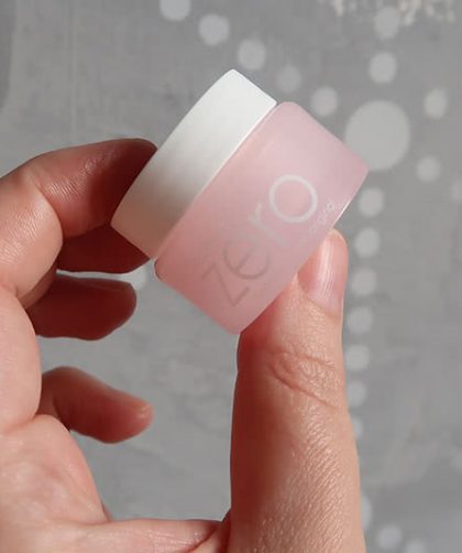 Cosméticos e maquiagens em miniaturas para necessaire de viagem