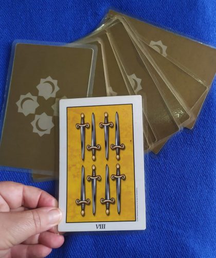 Previsão do Tarot para 17 de novembro: carta Oito de Espadas