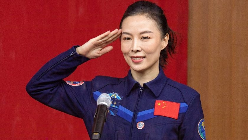 Primeira mulher no espaço enviada pela China sai em sua primeira missão