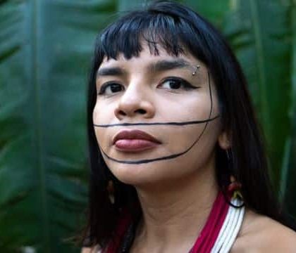 Quem é Txai Suruí, ativista indígena brasileira destaque da COP26 Quem é Txai Suruí, ativista indígena brasileira destaque da COP26