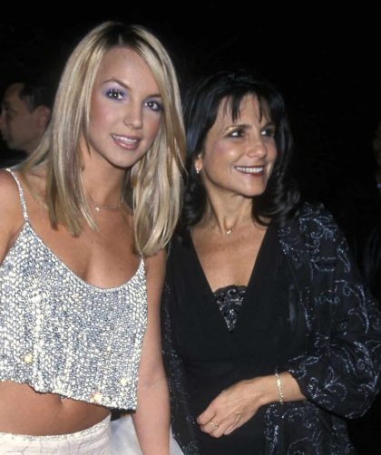 cantora culpa a mãe de ajudar o pai no caso