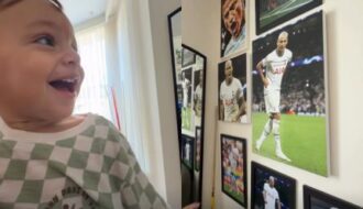 Filho de Richarlison encanta ao falar “papai” ao ver foto do jogador