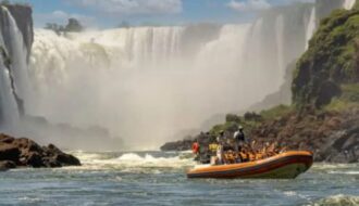 Embarcação vira nas Cataratas do Iguaçu, no Paraná, e um turista morre