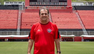 Presidente do Vitória se revolta após decisões da arbitragem em jogo contra Palmeiras