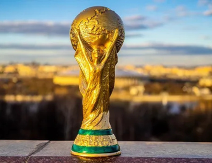 Vão ficar com o troféu original ou uma réplica? Entenda regras da FIFA sobre traça da Copa Vão ficar com o troféu original ou uma réplica? Entenda regras da FIFA sobre traça da Copa