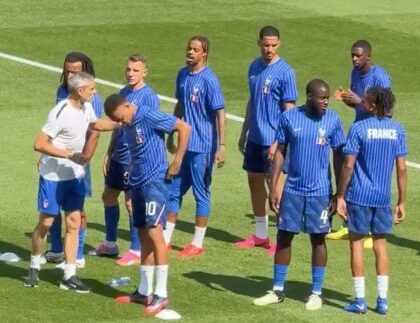Seleção da França sofre ataque racista de ex-premiê espanhol antes da semifinal Seleção da França sofre ataque racista de ex-premiê espanhol antes da semifinal