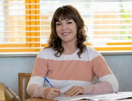 Regiane Alves volta às novelas com personagem marcada por perda em “Por Você”