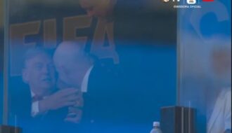 Ronaldo leva troféu da Copa do Mundo para Donald Trump durante final
