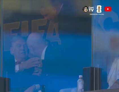 Ronaldo leva troféu da Copa do Mundo para Donald Trump durante final