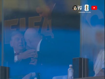 Ronaldo leva troféu da Copa do Mundo para Donald Trump durante final Ronaldo leva troféu da Copa do Mundo para Donald Trump durante final