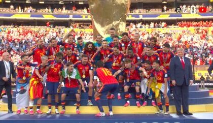 Trump fica em palco enquanto Espanha levanta troféu e é criticado na web