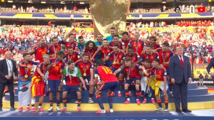 Trump fica em palco enquanto Espanha levanta troféu e é criticado na web Trump fica em palco enquanto Espanha levanta troféu e é criticado na web