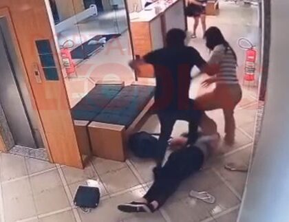 Vídeo mostra sequência de agressões contra jovem em confusão envolvendo Aline Mineiro em condomínio Vídeo mostra sequência de agressões contra jovem em confusão envolvendo Aline Mineiro em condomínio