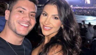 Arthur Aguiar e Jheny Santucci oficializam casamento em cerimônia no civil
