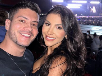 Arthur Aguiar e Jheny Santucci oficializam casamento em cerimônia no civil Arthur Aguiar e Jheny Santucci oficializam casamento em cerimônia no civil