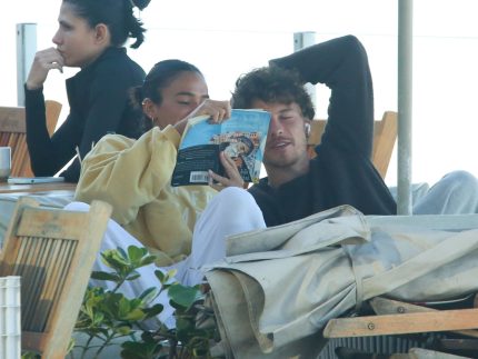 Nem o frio separou Bruna Marquezine e Shawn Mendes em manhã romântica no Rio Nem o frio separou Bruna Marquezine e Shawn Mendes em manhã romântica no Rio