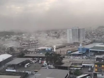 Ventos de mais de 90 km/h provocam queda de árvores, falta de luz e transtornos no RJ