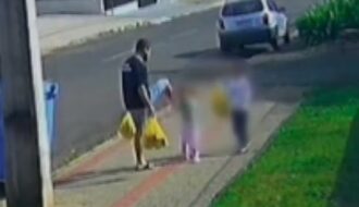 Pai preso por chutar filha de 3 anos diz que “perdeu a cabeça”: “Ela estava berrando”