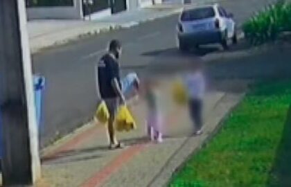 “Revoltada e assustada”: como foi o depoimento da mãe da menina que levou chute do pai “Revoltada e assustada”: como foi o depoimento da mãe da menina que levou chute do pai