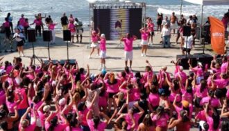Onda rosa: mais de 2 mil pessoas lotam o Emissário de Santos em ação da Ultra Academia