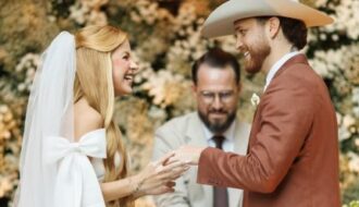 Gustavo Tubarão faz piadas em votos de casamento com Jade e divide opiniões na internet
