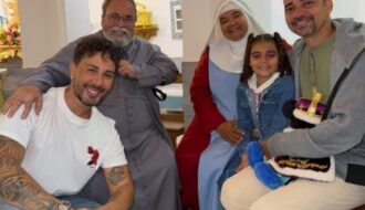 Menina que comoveu a web ao falar da morte da mãe ganha surpresa de Carlinhos Maia