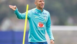 Richarlison faz doação de 60 mil reais para tratamento de catarata em bebê