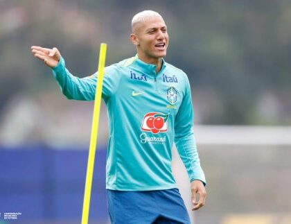 Richarlison faz doação de 60 mil reais para tratamento de catarata em bebê Richarlison faz doação de 60 mil reais para tratamento de catarata em bebê