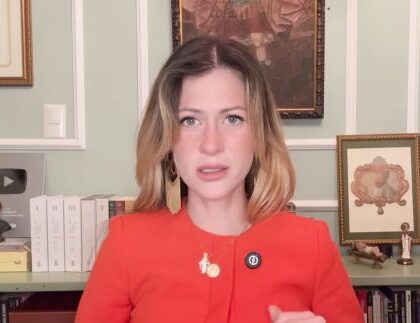 Influenciadora cancelada por fãs do BTS, Pietra Bertolazzi ironiza ataques em novo vídeo Influenciadora cancelada por fãs do BTS, Pietra Bertolazzi ironiza ataques em novo vídeo