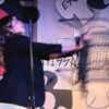 Mulher invade palco e atira cadeira contra humorista durante show de stand-up em SC