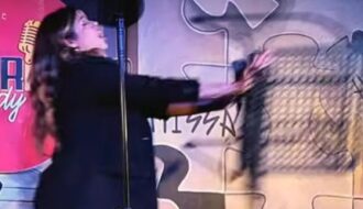 Mulher invade palco e atira cadeira contra humorista durante show de stand-up em SC
