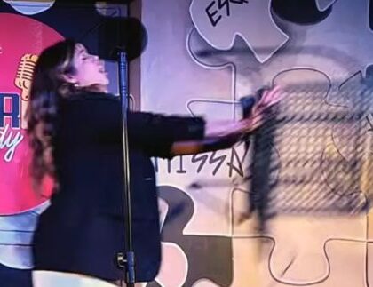 Mulher invade palco e atira cadeira contra humorista durante show de stand-up em SC