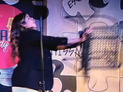 Mulher invade palco e atira cadeira contra humorista durante show de stand-up em SC