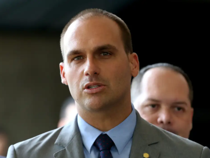 Eduardo Bolsonaro recebe autorização para morar permanentemente nos EUA Eduardo Bolsonaro recebe autorização para morar permanentemente nos EUA