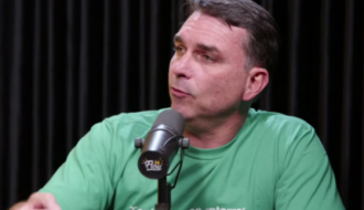 Flávio Bolsonaro afirma não ter mais relação com Michelle e declara: “Não vi o vídeo”