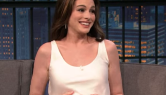Aos 43 anos, Anne Hathaway revela se gravidez do 3º filho foi planejada