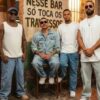 Os Travessos revelam crise na banda e luta do percussionista Chorão contra o alcoolismo