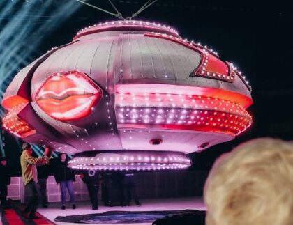 Nave de 400 quilos leva Xuxa sobre a plateia com tecnologia internacional