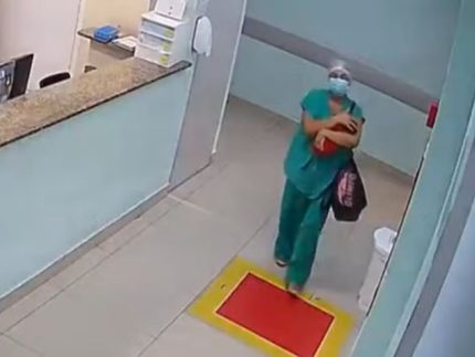 Funcionária de maternidade tenta sequestrar recém-nascida e é impedida pela tia da menina Funcionária de maternidade tenta sequestrar recém-nascida e é impedida pela tia da menina