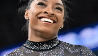 Vem aí? Simone Biles visita antiga academia e aumenta rumores sobre retorno à ginástica