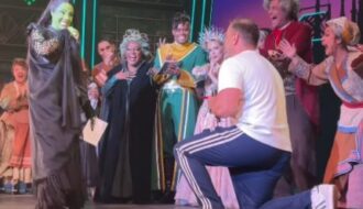 Atriz do musical “Wicked” no Brasil, Myra Ruiz é pedida em casamento no palco